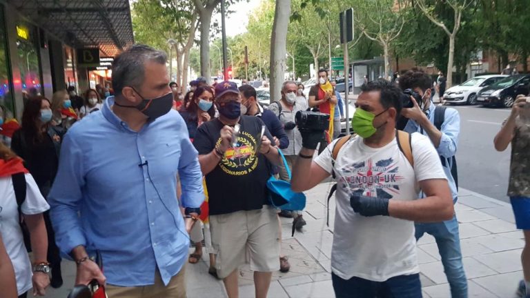 Entrevista a Javier Ortega Smith en su primera aparición en las protestas contra el Gobierno