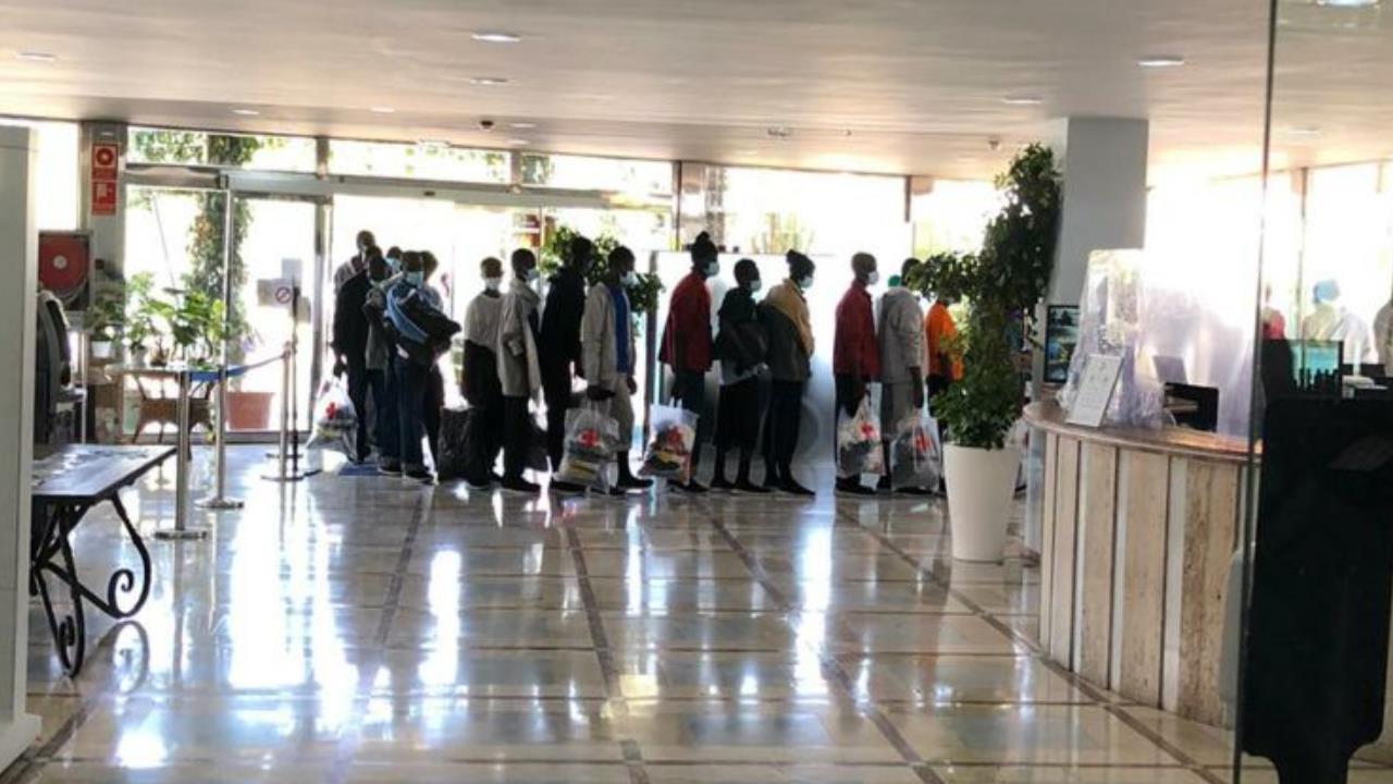 Vigilantes de seguridad custodiarán a los migrantes llegados en patera en hoteles de Palma