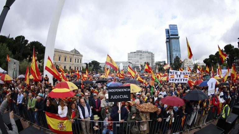 Miles de españoles se manifiestan en Madrid contra el Gobierno de Sánchez