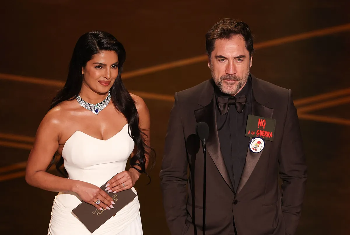 Javier Bardem en los Oscar 2026 con insignias de paz