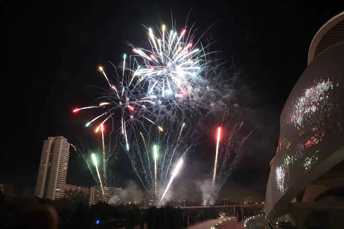 Castillo de fuegos artificiales en Valencia durante las Fallas