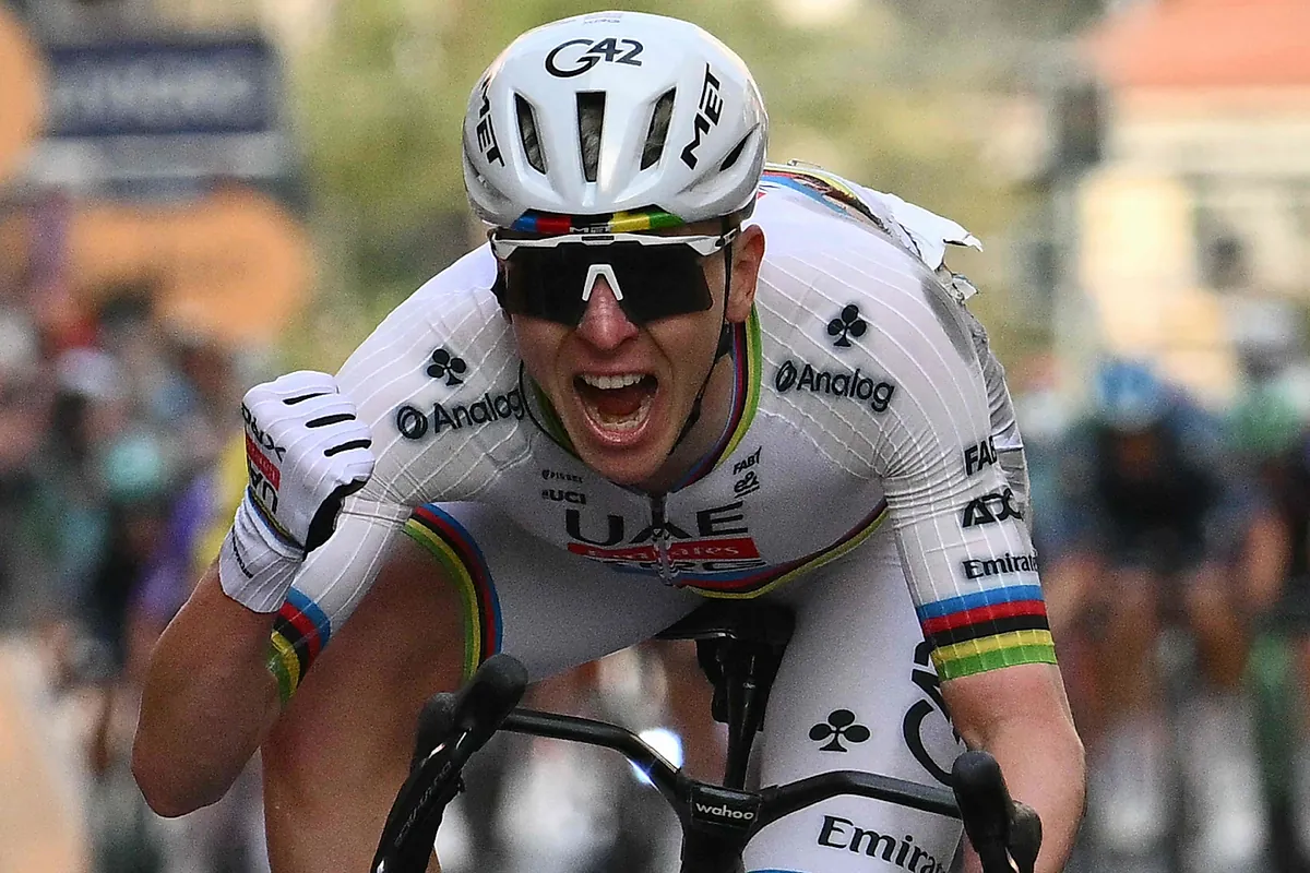 Tadej Pogacar celebrando la victoria en la Milán-San Remo