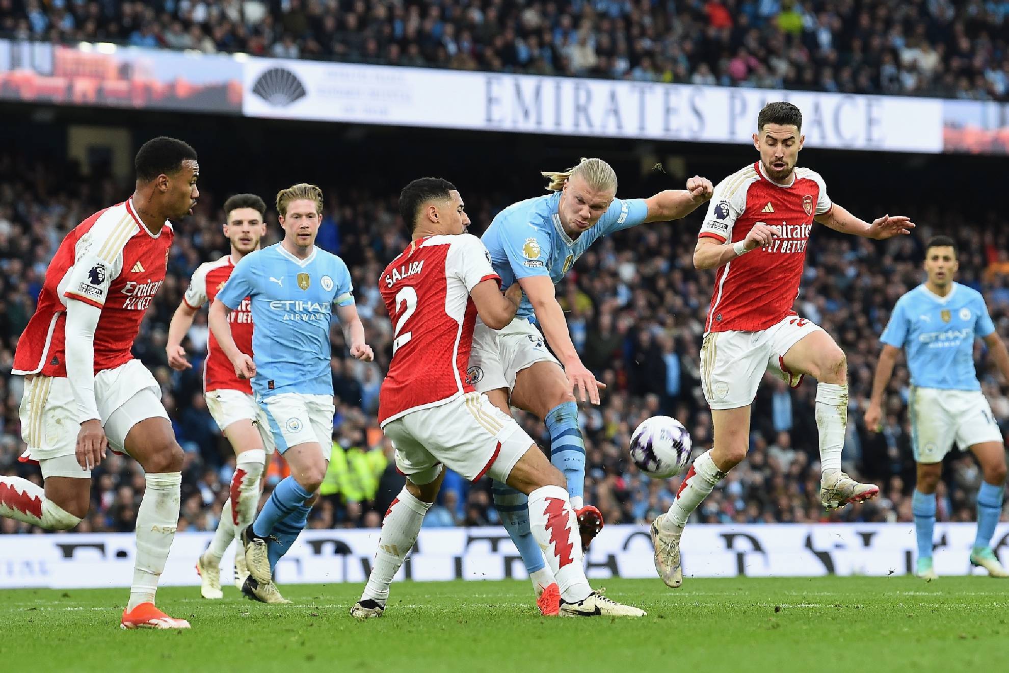 Jugadores de Arsenal y Manchester City en el túnel de Wembley