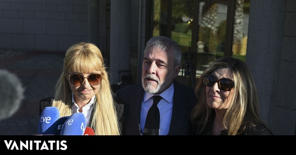 Natalia Guillén Cuervo y familia en el tanatorio