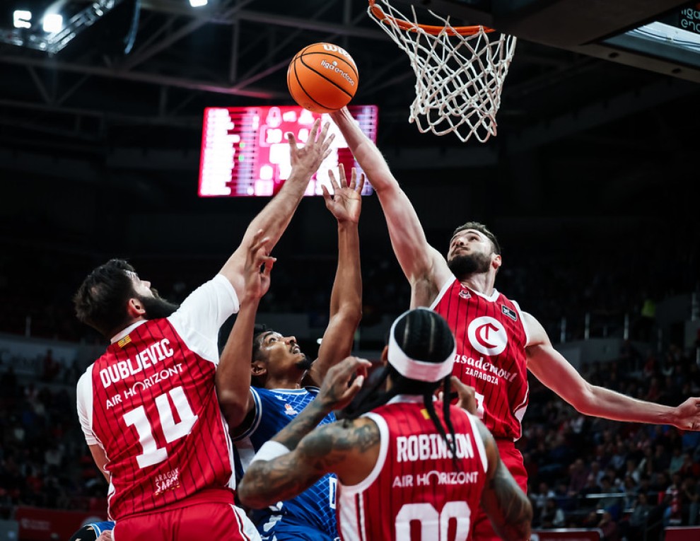 Jugadores de baloncesto en acción