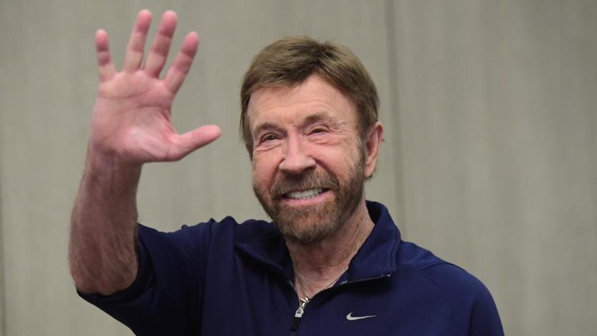 Chuck Norris, el actor y artista marcial, sonriendo.