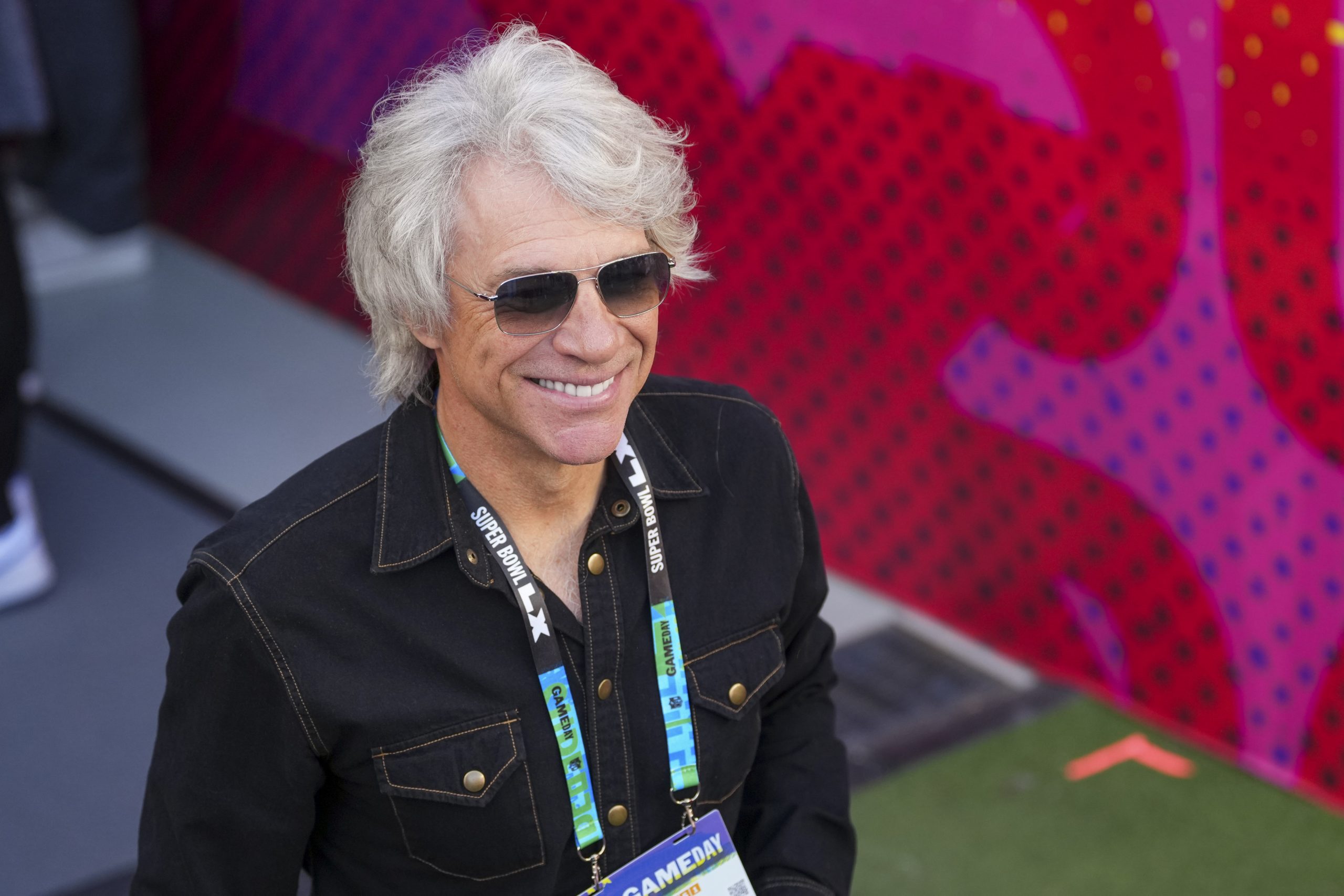 Iga Świątek saludando a Jon Bon Jovi en el Miami Open