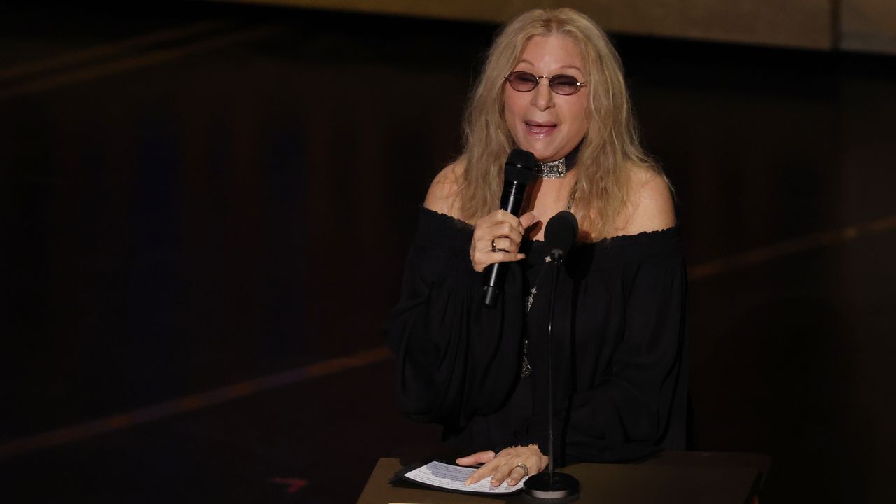 Barbra Streisand en los Oscar 2026 rindiendo homenaje a Robert Redford