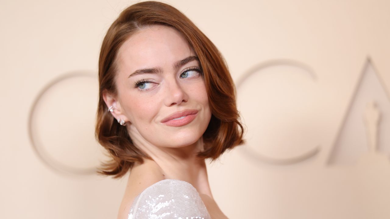 Emma Stone en la alfombra roja de los Oscar 2026 con vestido estilo Bridgerton