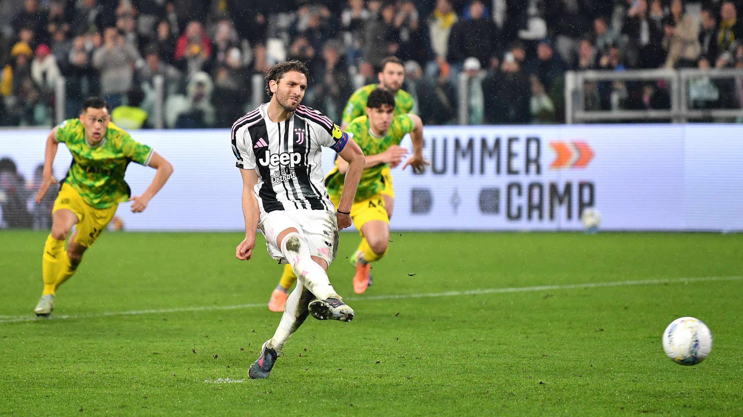 Juventus y Sassuolo se enfrentan en un partido clave.