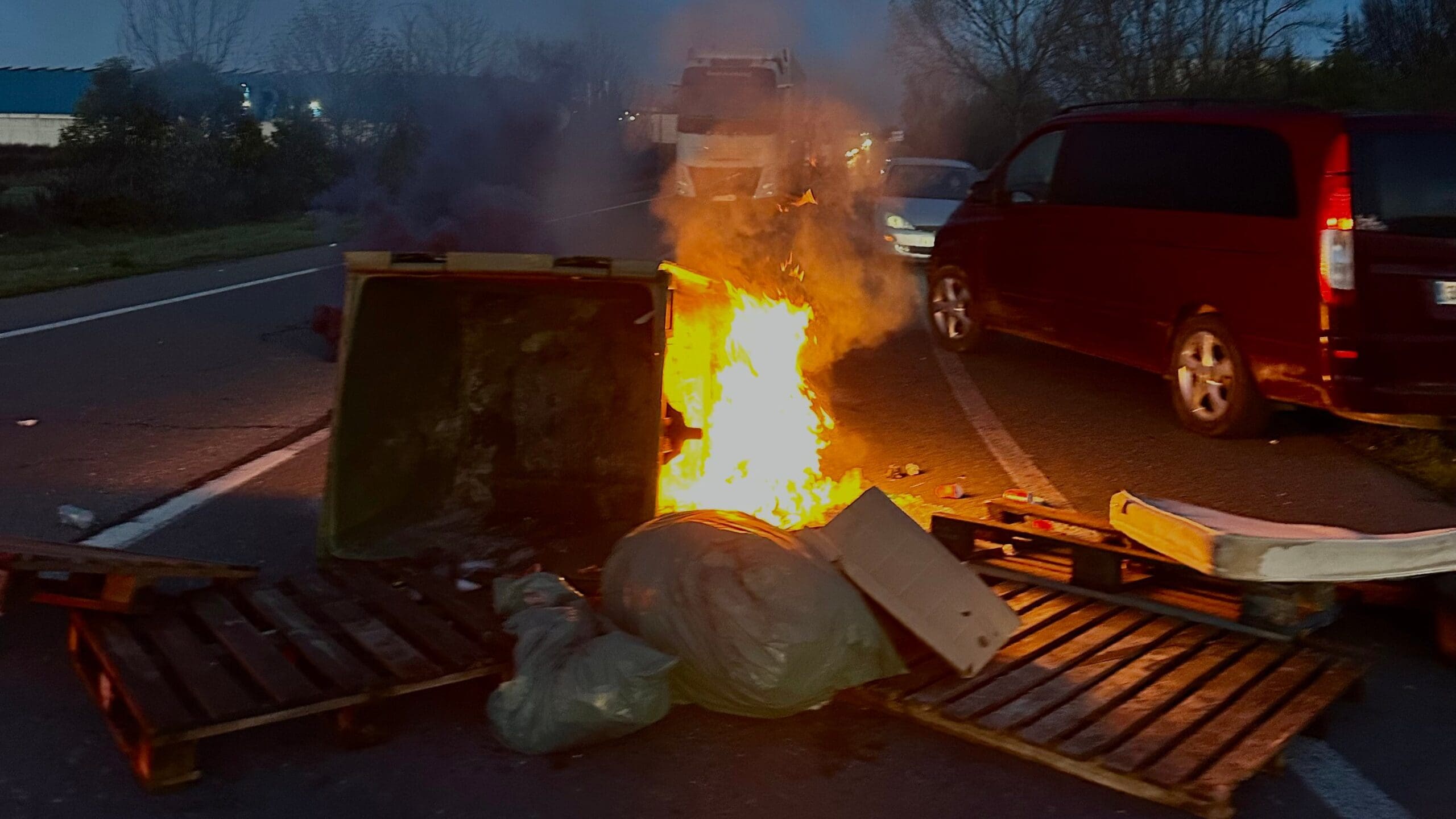 Contenedores ardiendo en Vitoria-Gasteiz durante la huelga