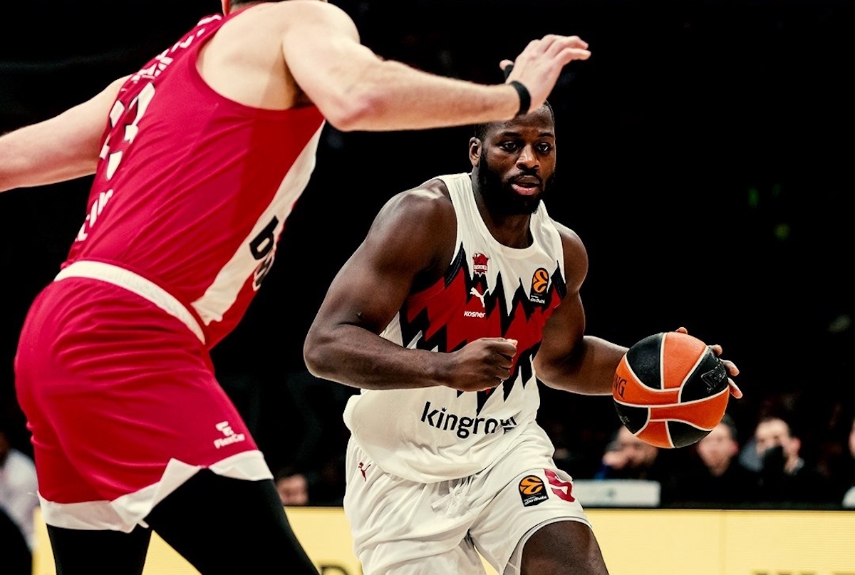 Jugadores de Olympiacos y Baskonia durante el partido de Euroliga.