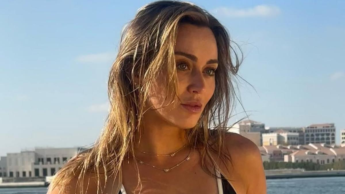 Paula Badosa posando en bikini para su nueva un medio