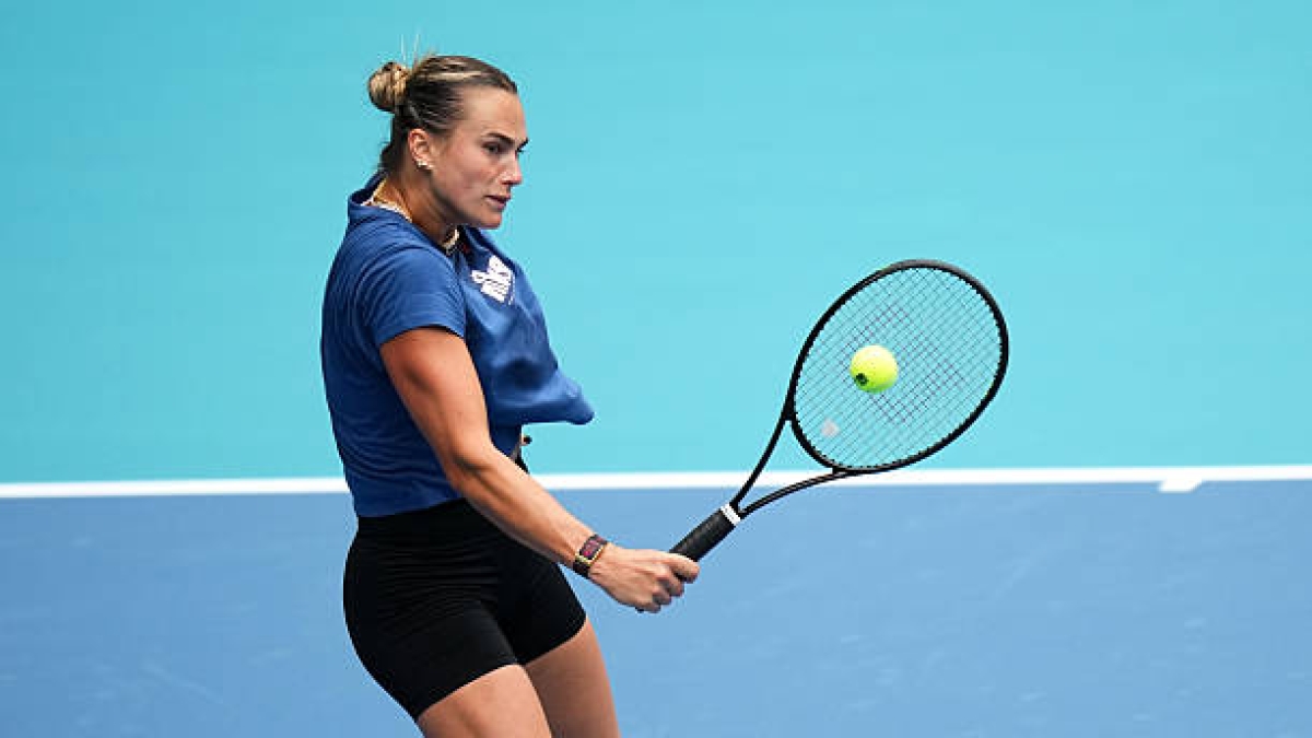 Aryna Sabalenka en la pista de tenis