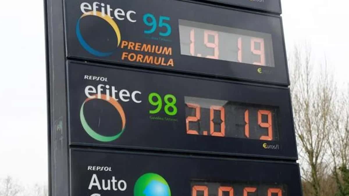 Cartel con precios de gasolina y diésel