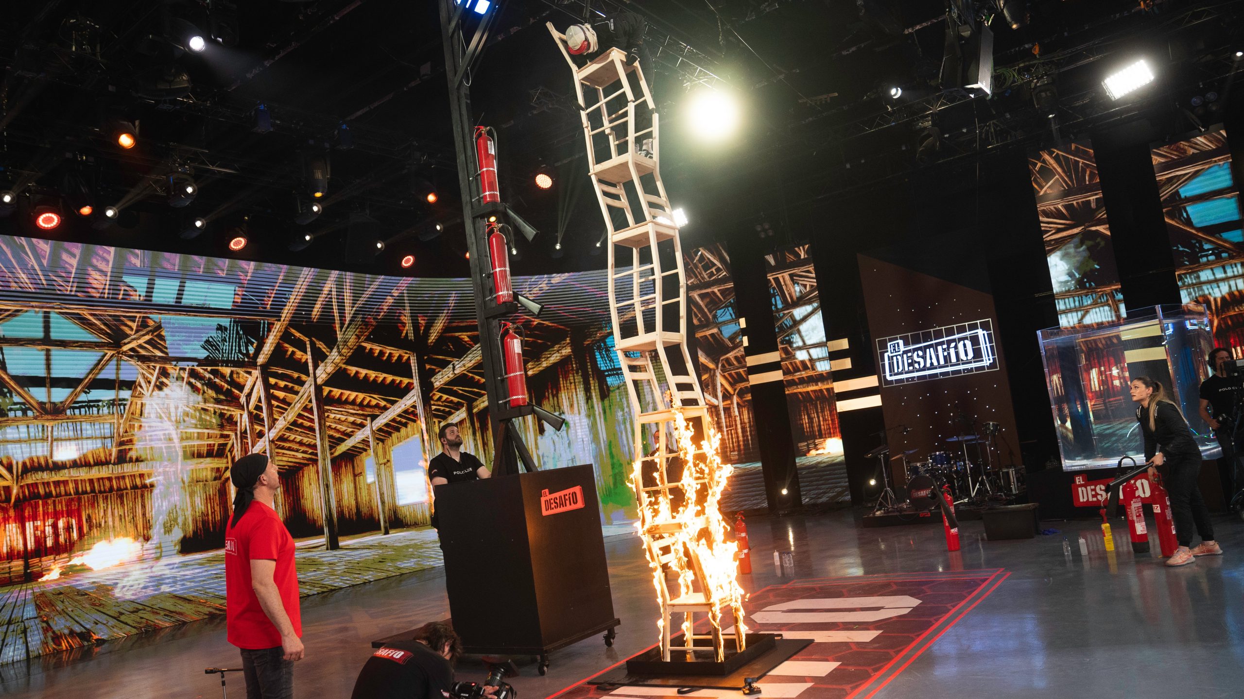 Daniel Illescas en la prueba de la torre de sillas con fuego en El Desafío