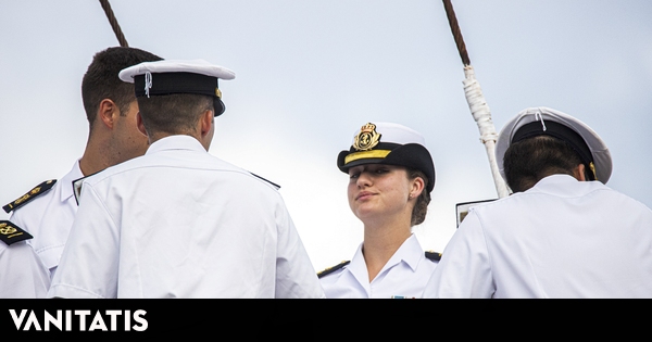 La Princesa Leonor con uniforme de la Armada a bordo del Juan Sebastián de Elcano