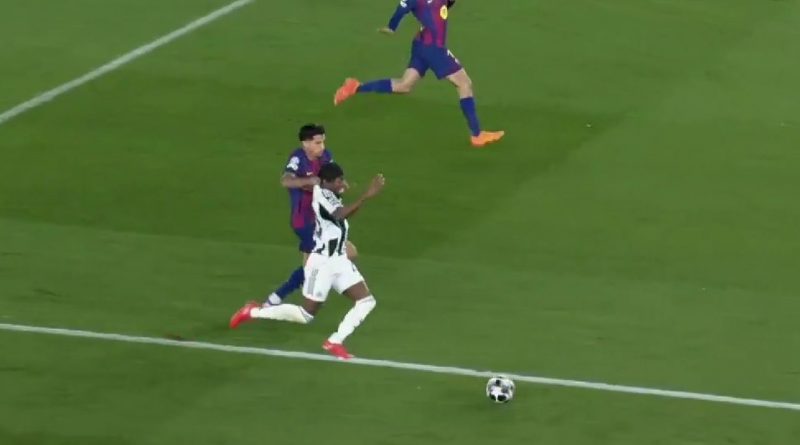 Polémica arbitral: ¿Penalti a Elanga en el Barcelona vs Newcastle?