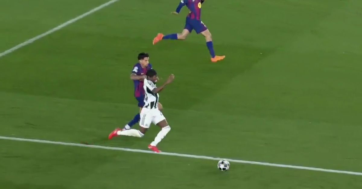 Jugadores del Barcelona y Newcastle disputando el balón en un partido de Champions League.