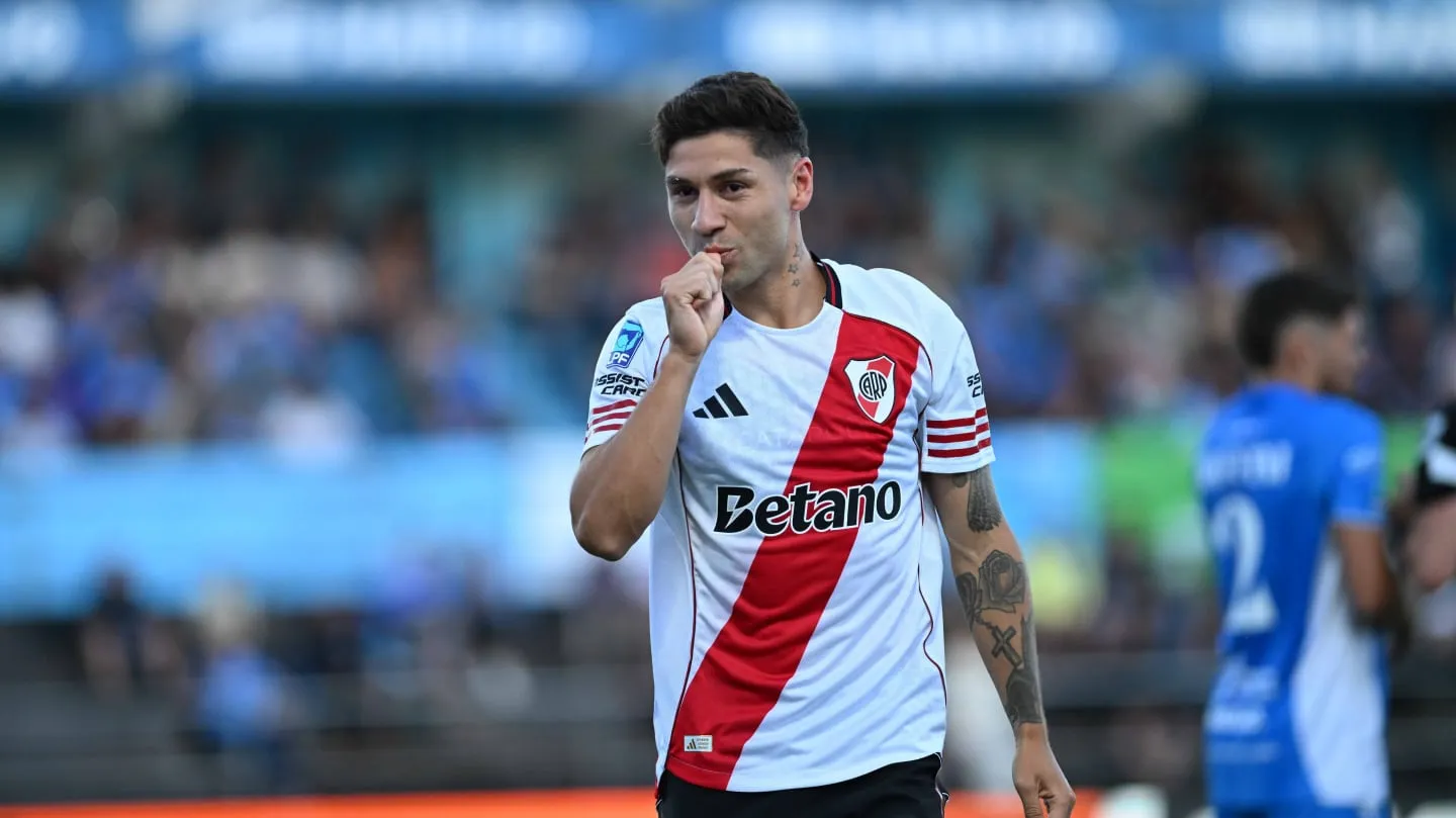 Gonzalo Montiel anotando de penal para River Plate