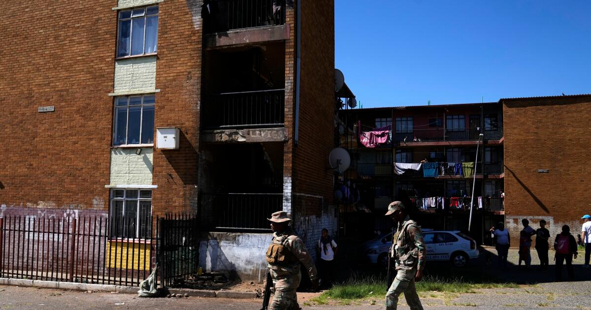 Soldados sudafricanos patrullando en Johannesburgo.