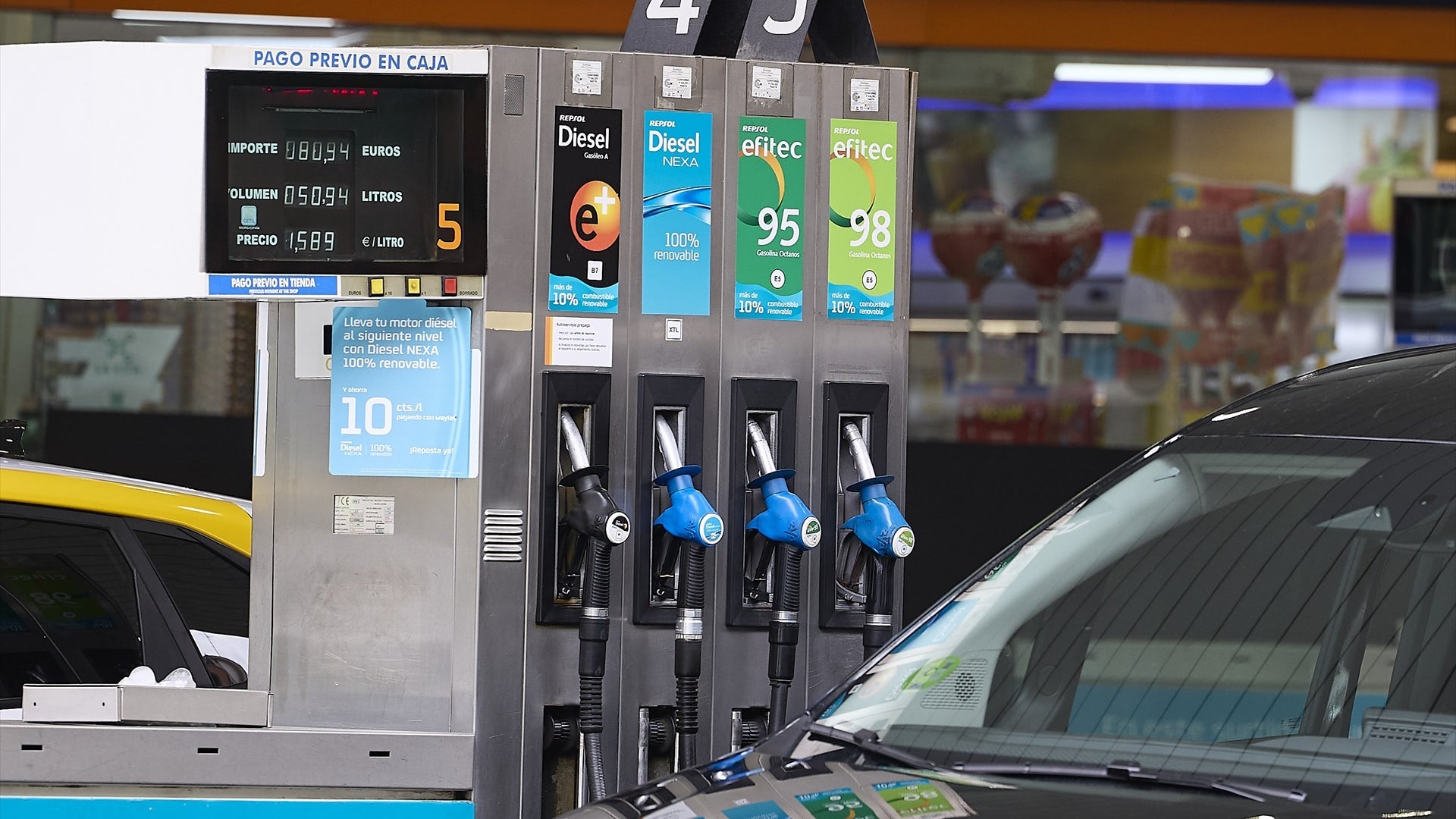 Surtidores de gasolina en una gasolinera