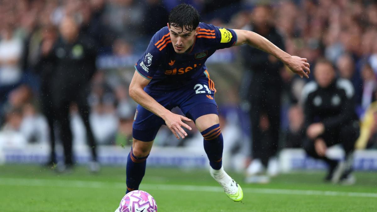 Tino Livramento en acción con el Newcastle United.