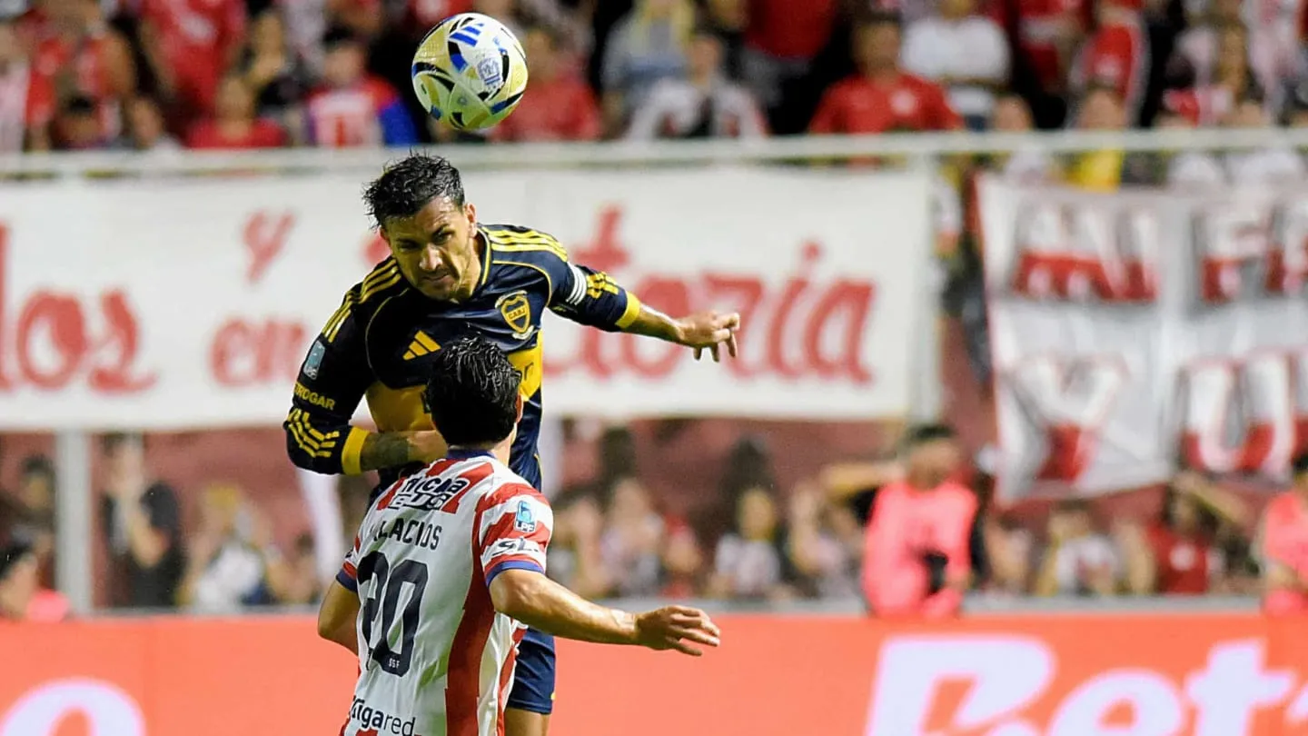 Jugadores de Unión y Boca Juniors disputando un balón en el partido