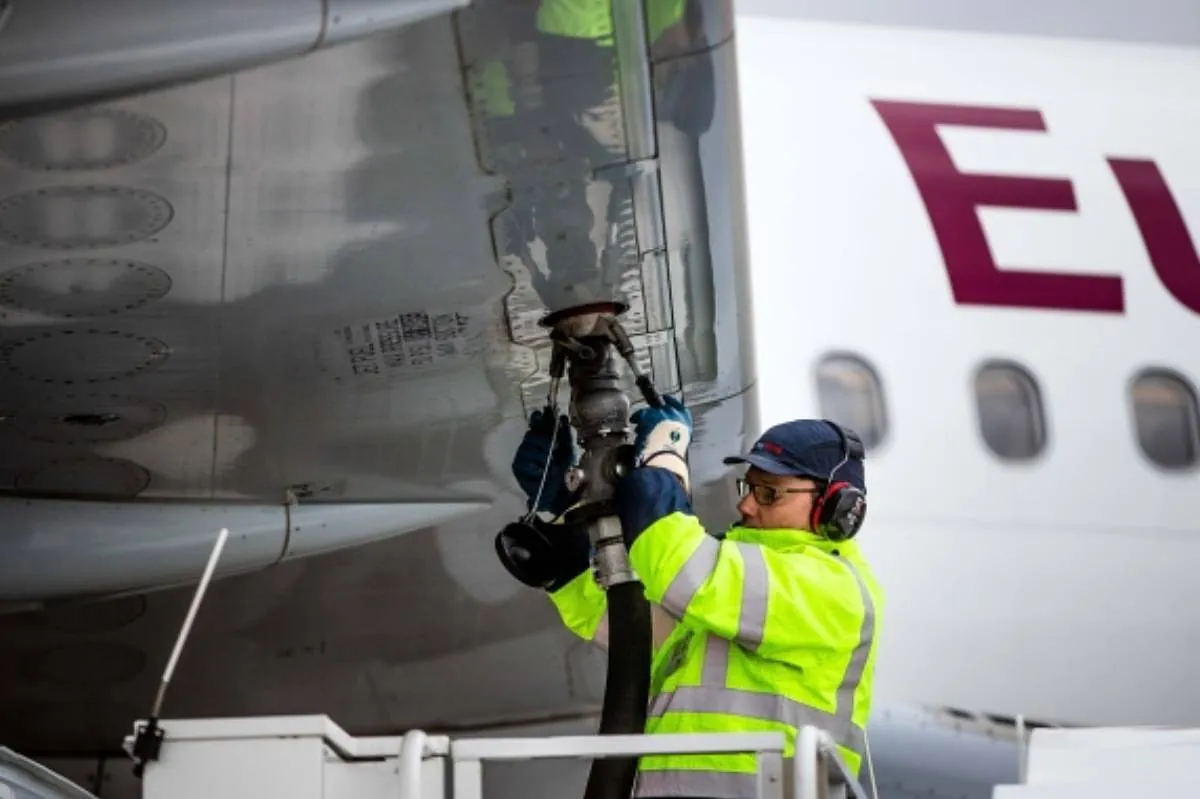 Avión repostando queroseno