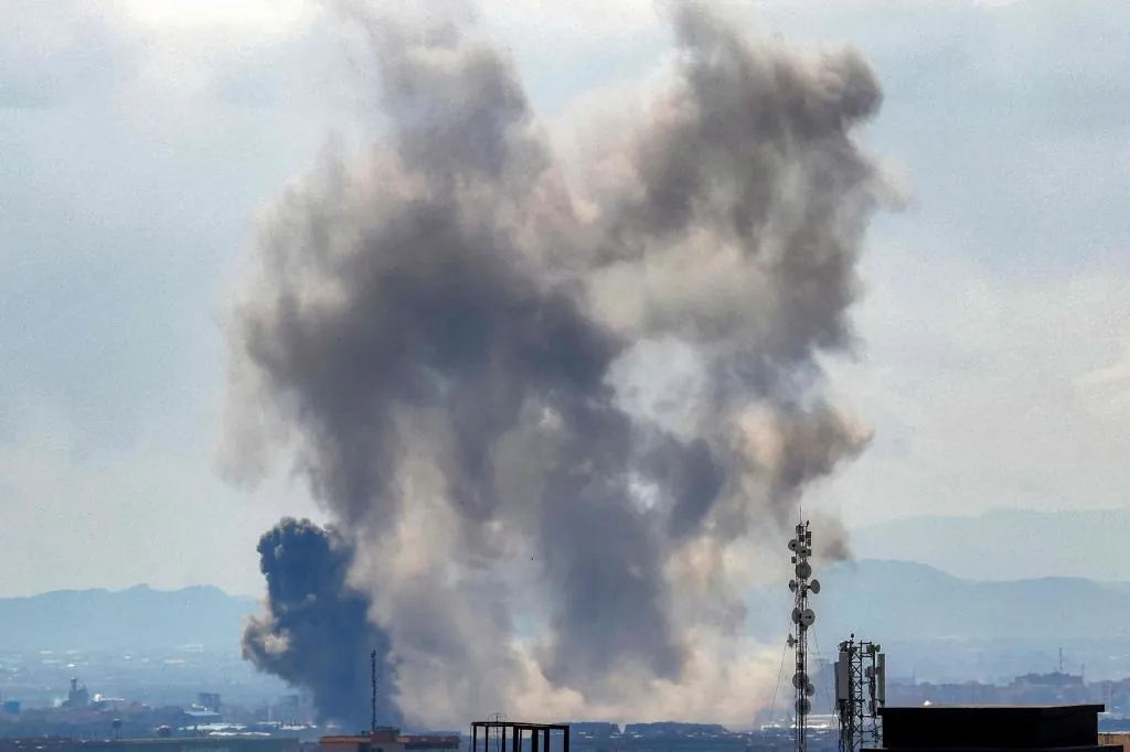 Donald Trump con bandera de fondo