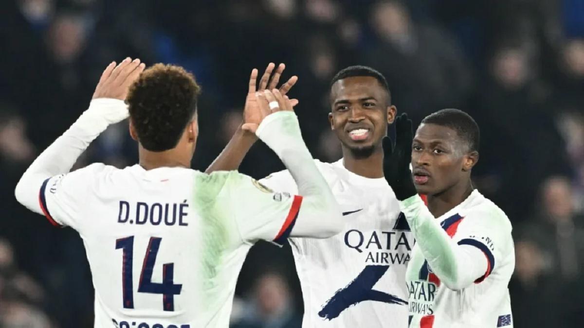 Jugadores del PSG y Toulouse en un partido de fútbol