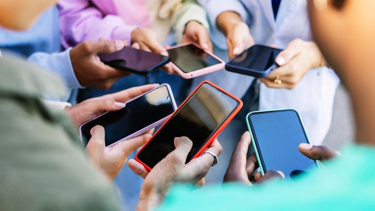 Ciberviolencia juvenil en España: ¿El Día de la Madre y la IA ocultan la amenaza digital?