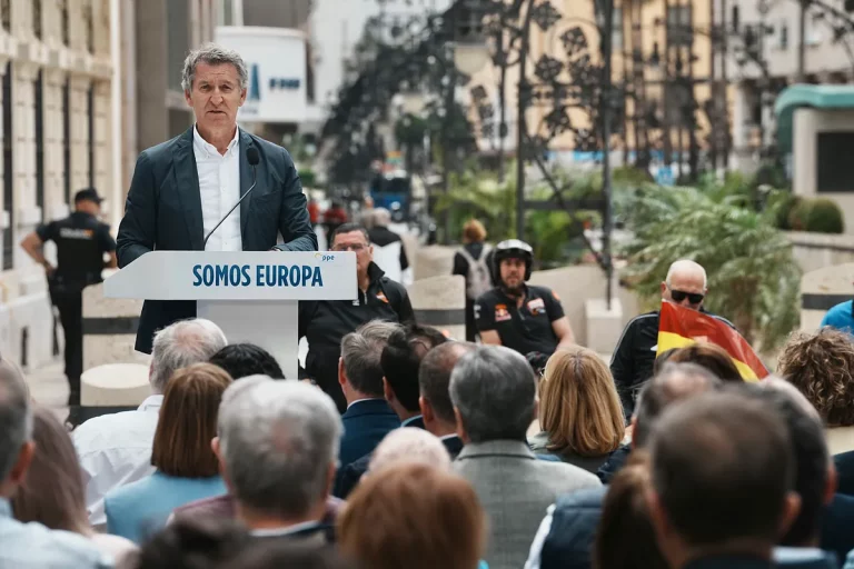 Feijóo promete desclasificar los papeles de la regularización de migrantes