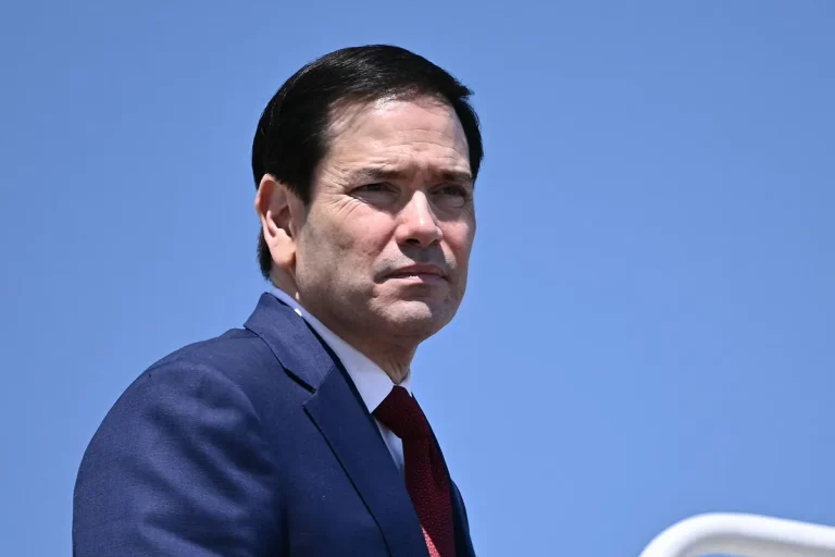 Marco Rubio: El 'halcón' que China intentó silenciar aterriza en Pekín con Trump