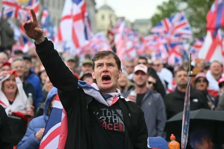 Reino Unido: Starmer acerca a la UE, ultras claman a Dios en Londres