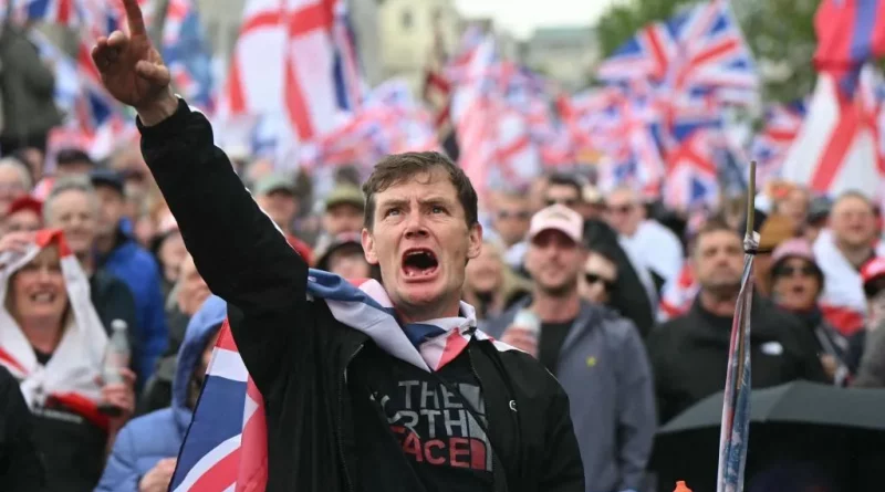 Reino Unido: Starmer acerca a la UE, ultras claman a Dios en Londres