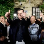 Juanma Moreno roza la mayoría absoluta en Andalucía: 53 escaños para el PP