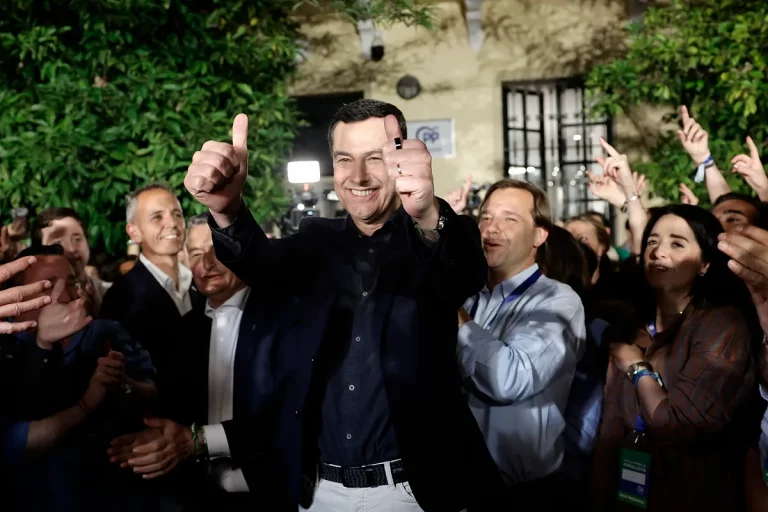 Juanma Moreno roza la mayoría absoluta en Andalucía: 53 escaños para el PP