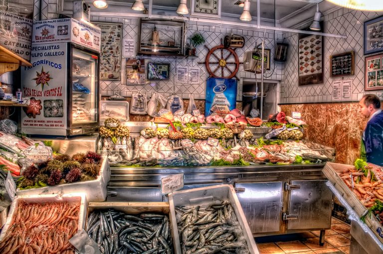 Pescado en bandeja vs. pescadería tradicional: ¿Cuánto pagas de más por la comodidad?