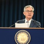 Jerome Powell seguirá como gobernador de la Fed hasta 2028, reafirmando su independencia.