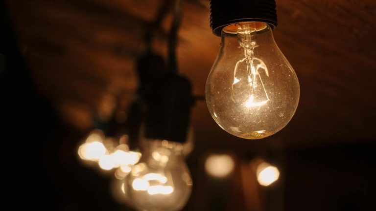 Precio luz hoy sábado: Mínimos históricos y horas más baratas para ahorrar