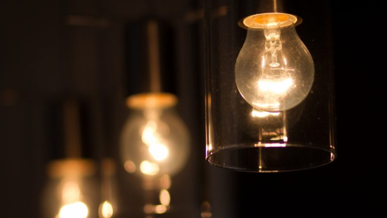 Precio de la luz: se dispara y supera los 100 euros/MWh este domingo