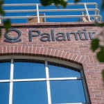 Palantir acciones suben tras resultados récord: ¿Freno de analista?
