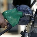 Gasolina cerca de 2€: el Gobierno promete alivio ante la escalada de precios