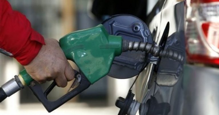 Gasolina cerca de 2€: el Gobierno promete alivio ante la escalada de precios