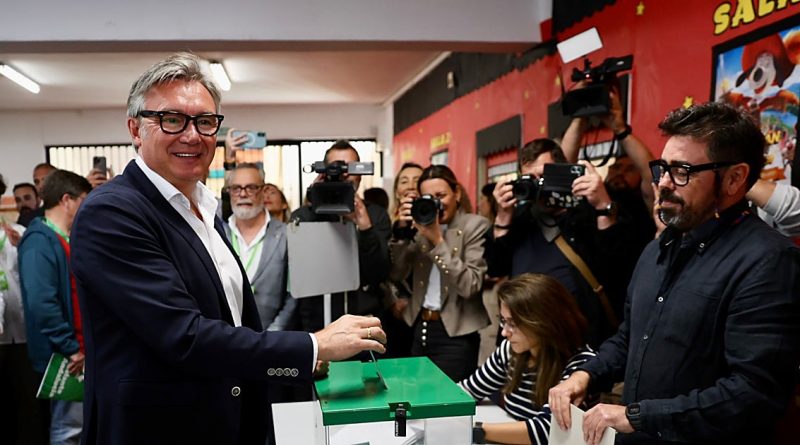 Manuel Gavira, rostro de Vox, vota en Andalucía: "Nos jugamos mucho"