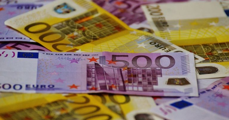 Euro se hunde: la divisa europea marca mínimos históricos frente al dólar