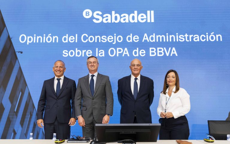 Josep Oliu celebra "hoy un día de fiesta" tras el fracaso de la OPA de BBVA a Sabadell