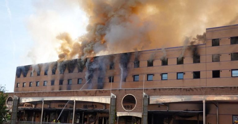 Incendio en Hotel Ibis Málaga: las llamas devoran el edificio y 'Le Grand Café'