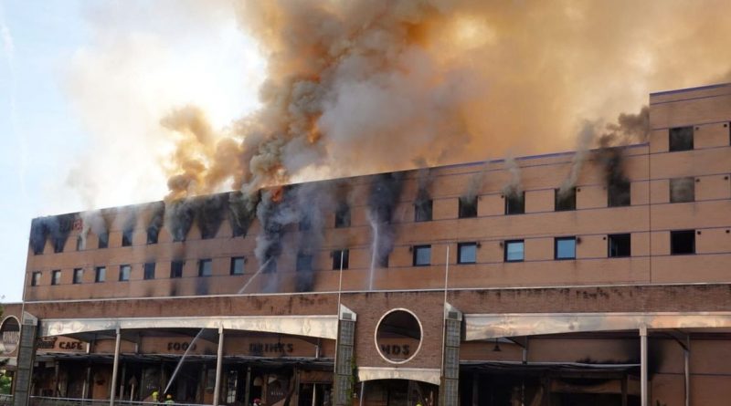 Incendio en Hotel Ibis Málaga: las llamas devoran el edificio y 'Le Grand Café'